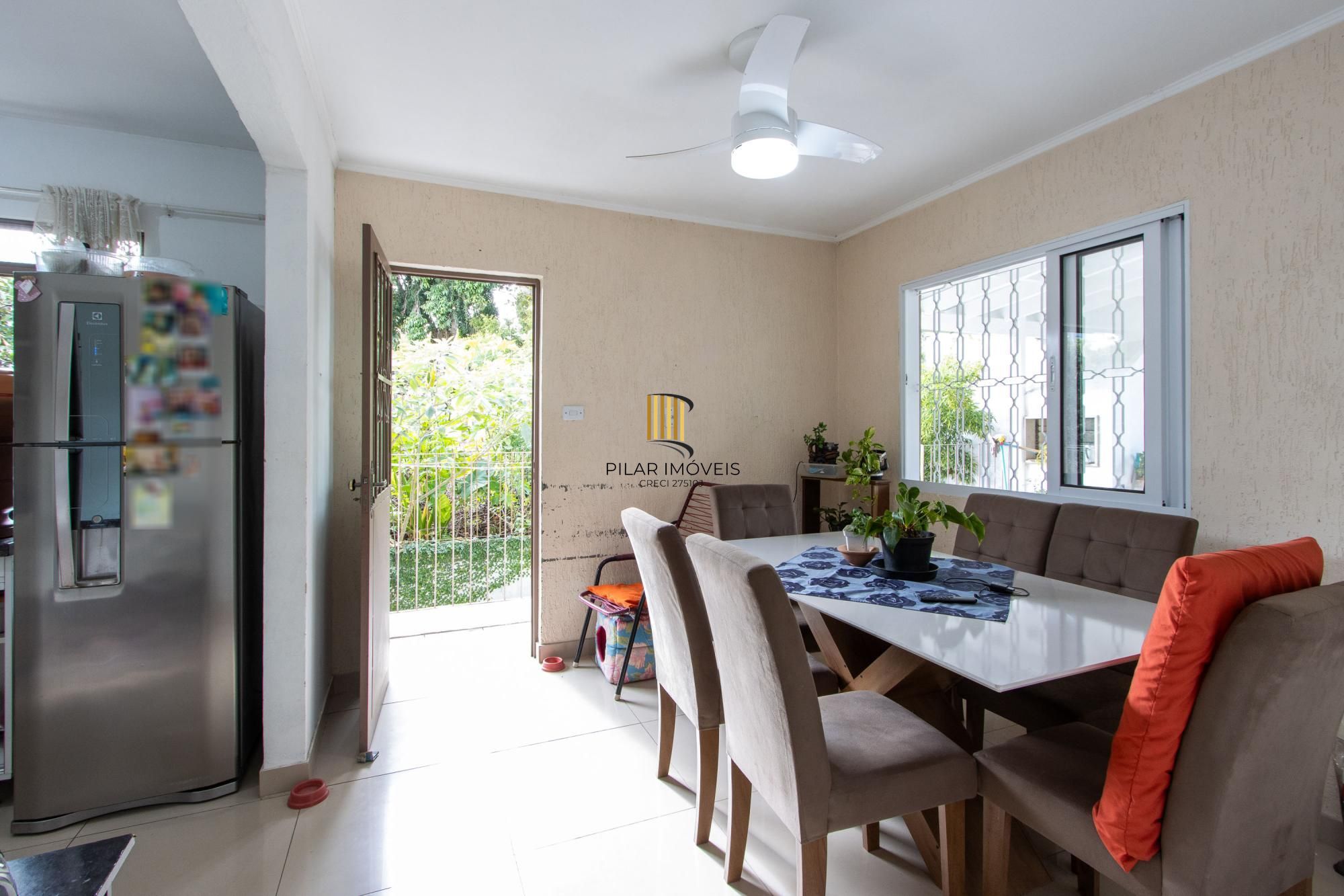 Casa ampla de 2 pavimentos com 4 dormitórios, 1 suite e 4 vagas no bairro Santa Tereza!