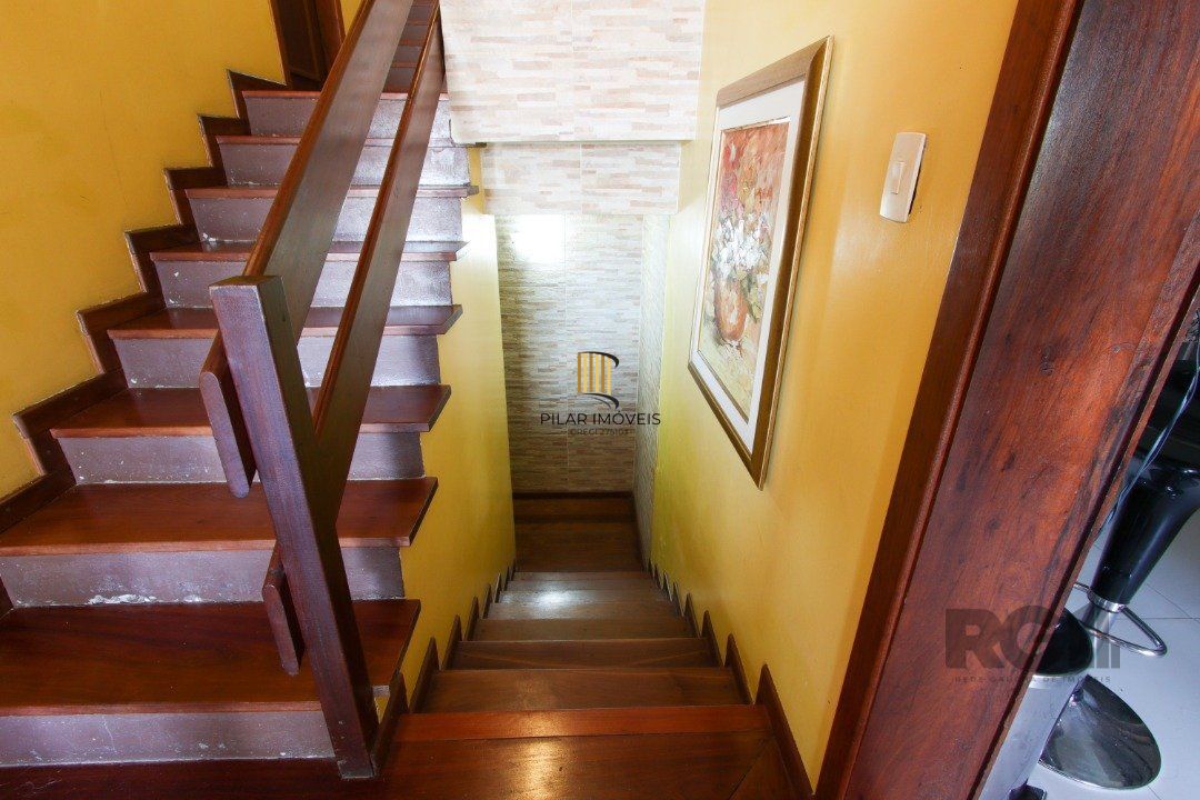 Casa com 4 dormitórios, sendo 1 suíte, com 2 vagas cobertas, no bairro Nonoai, Porto Alegre, RS