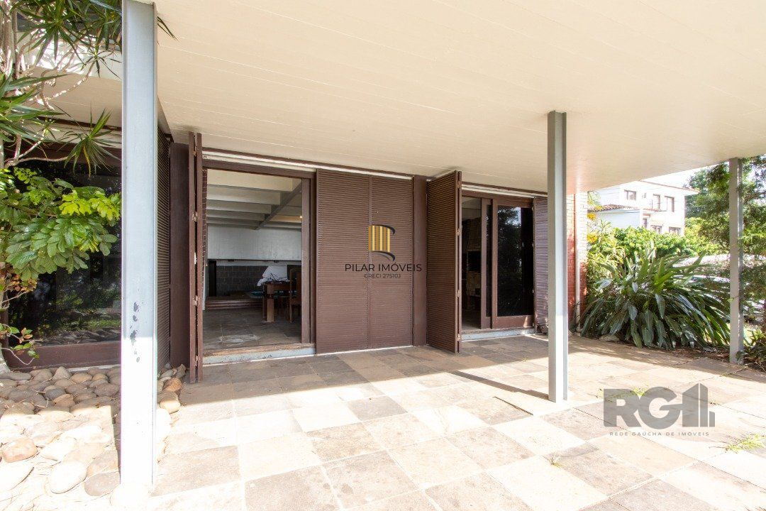 Casa com 724 m² privativos, 4 dormitórios sendo 4 suítes, 6 vagas sendo 3 cobertas