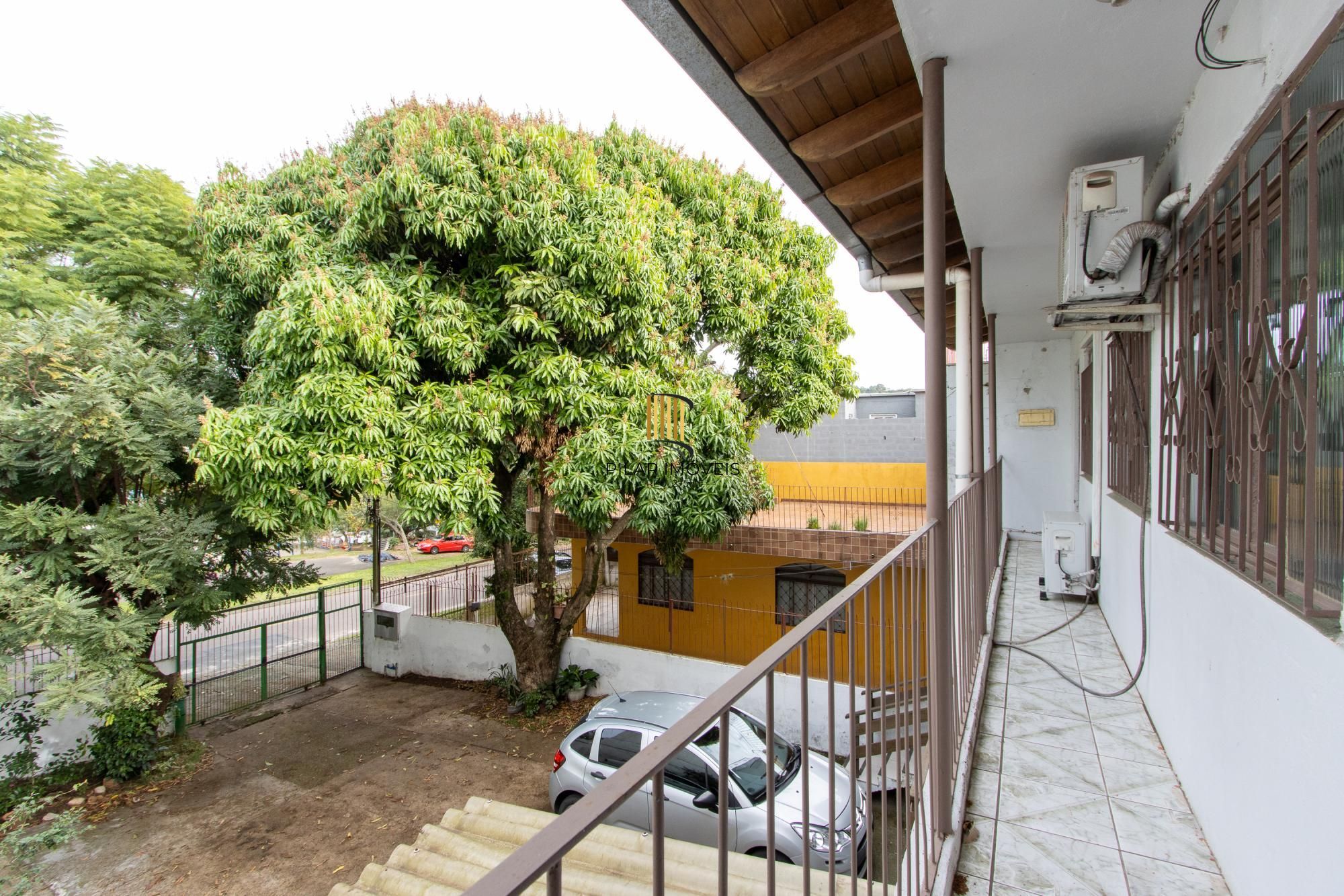 Casa ampla de 2 pavimentos com 4 dormitórios, 1 suite e 4 vagas no bairro Santa Tereza!