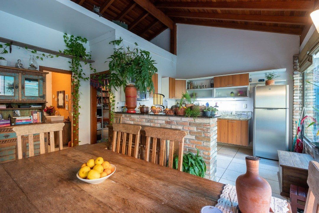 Casa para Venda - 292.21m², 4 dormitórios, sendo 2 suites, 3 vagas - Tristeza