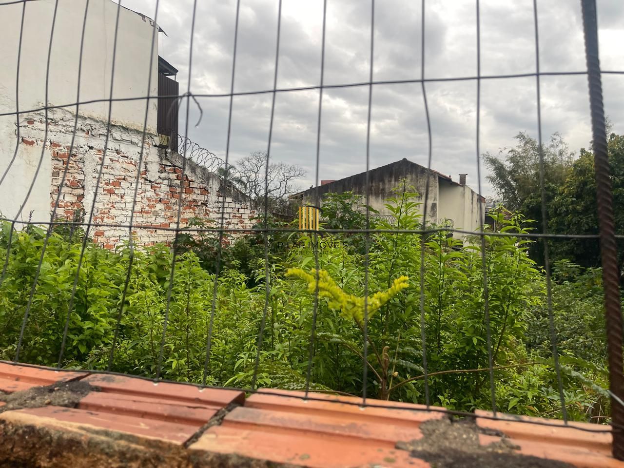 Terreno plano bairro Nonoai, Zona Sul de Porto Alegre, com 400m² de área total.