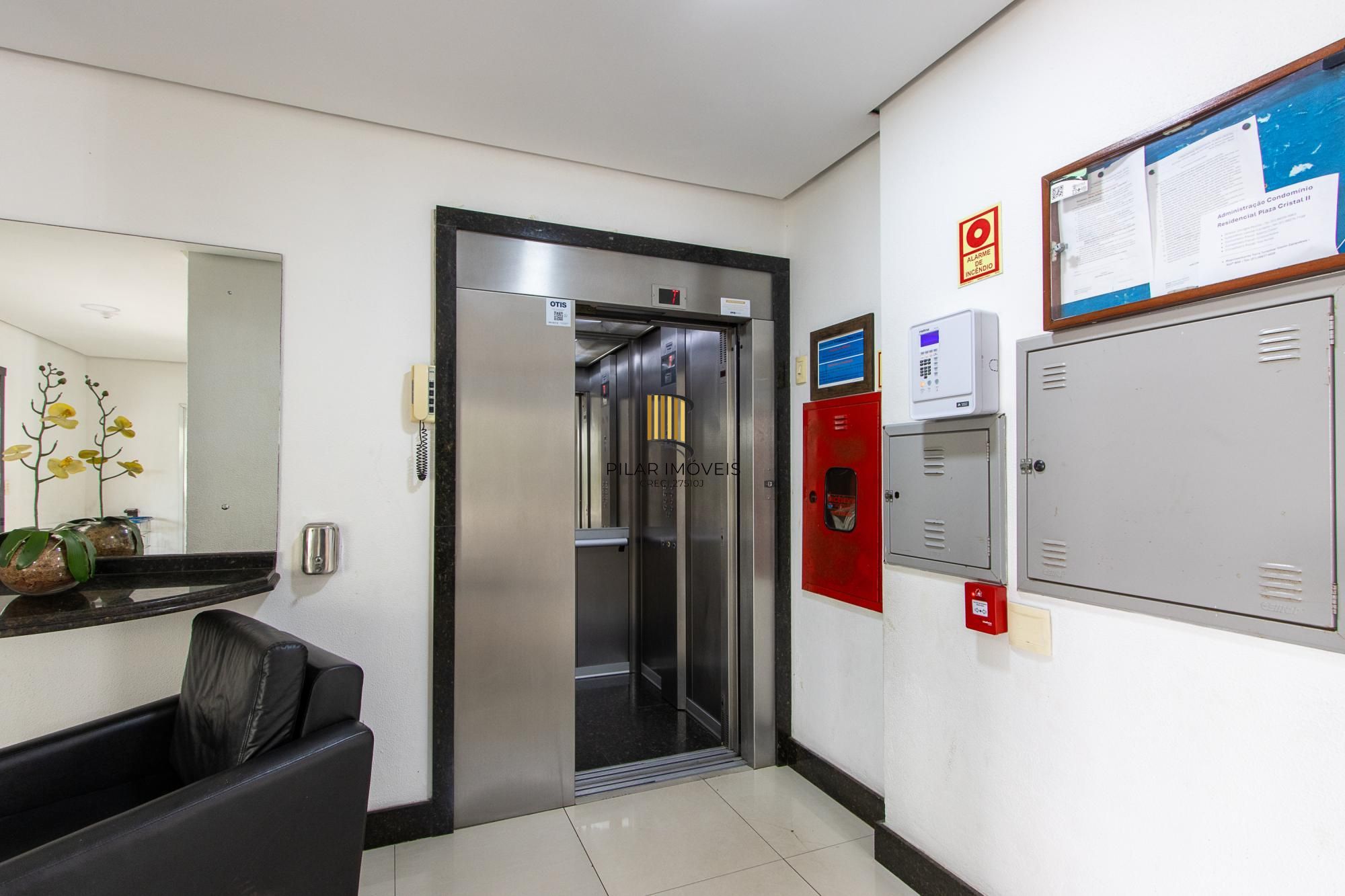 Apartamento de 3 dormitórios, 1 banheiro e uma vaga de garagem.