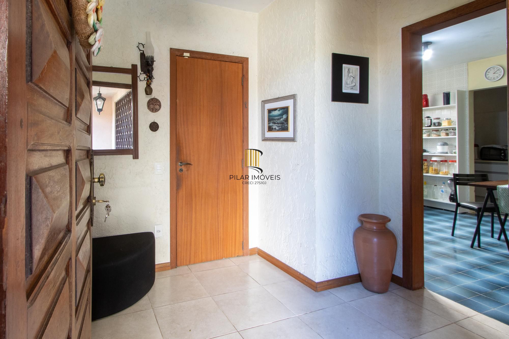 Casa de Alvenaria, possui 3 dormitórios, uma suíte, hall de entrada, lavabo,  living com lareira, cozinha ampla com armários, área gourmet com churrasqueira, corredor, pátio e 4 vagas de garagem, uma construção em anexo que possui hall de entrada, lavabo, living, cozinha, escritório, banheiro social