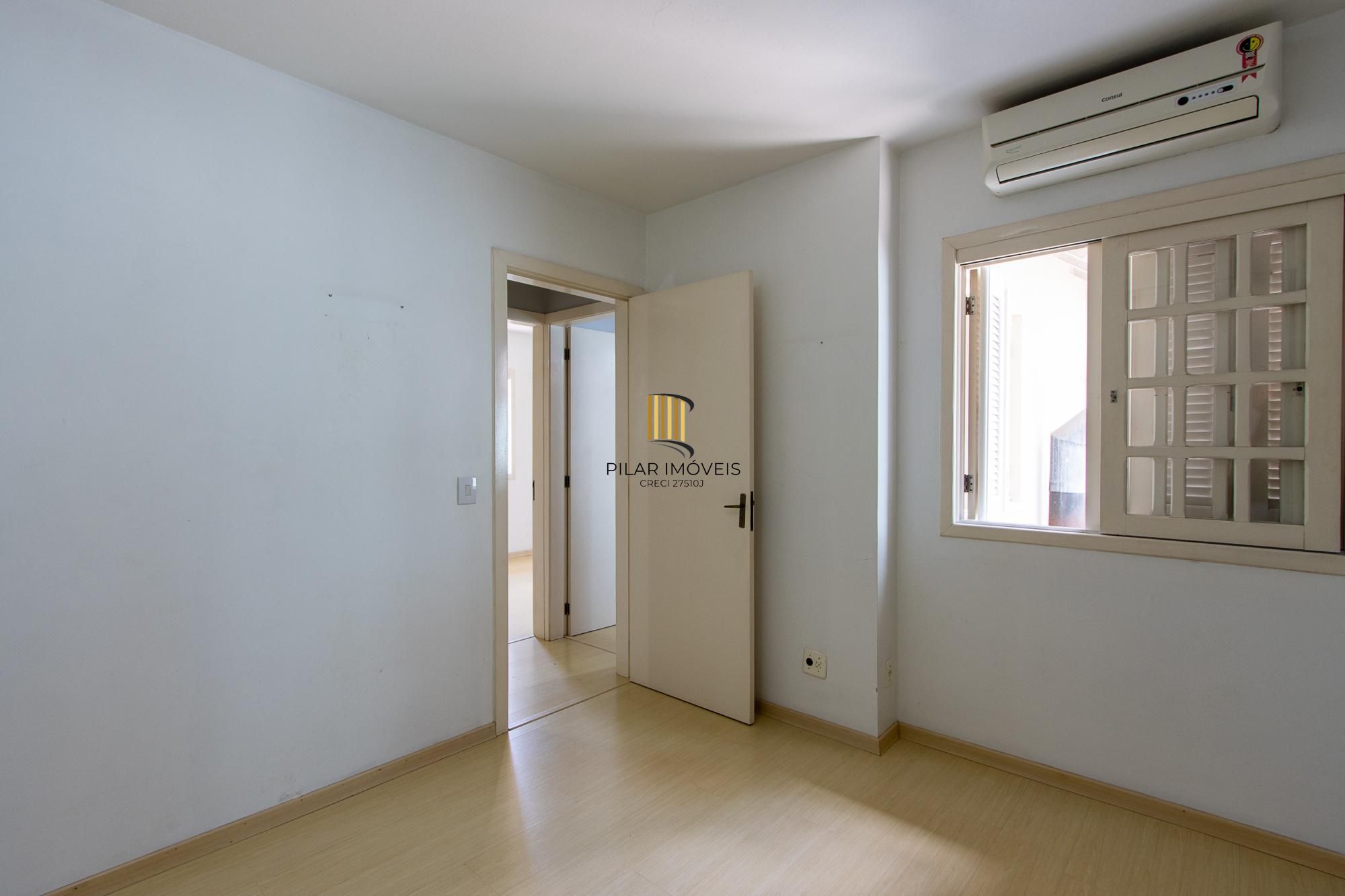 Casa de Condomínio 3 dormitórios no bairro Cristal