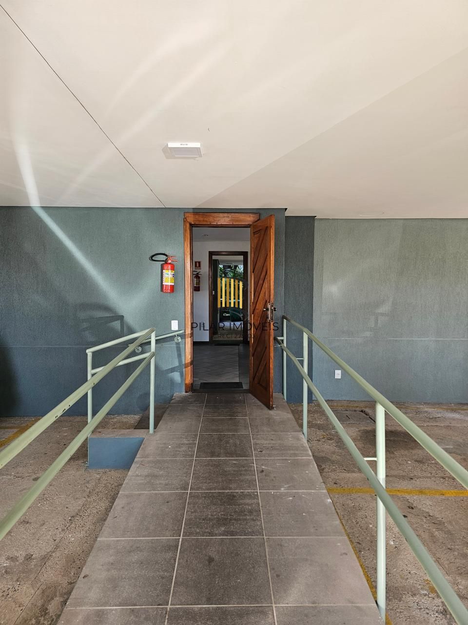 Apto com 2 dormi ,sacada com churrasq e garagem