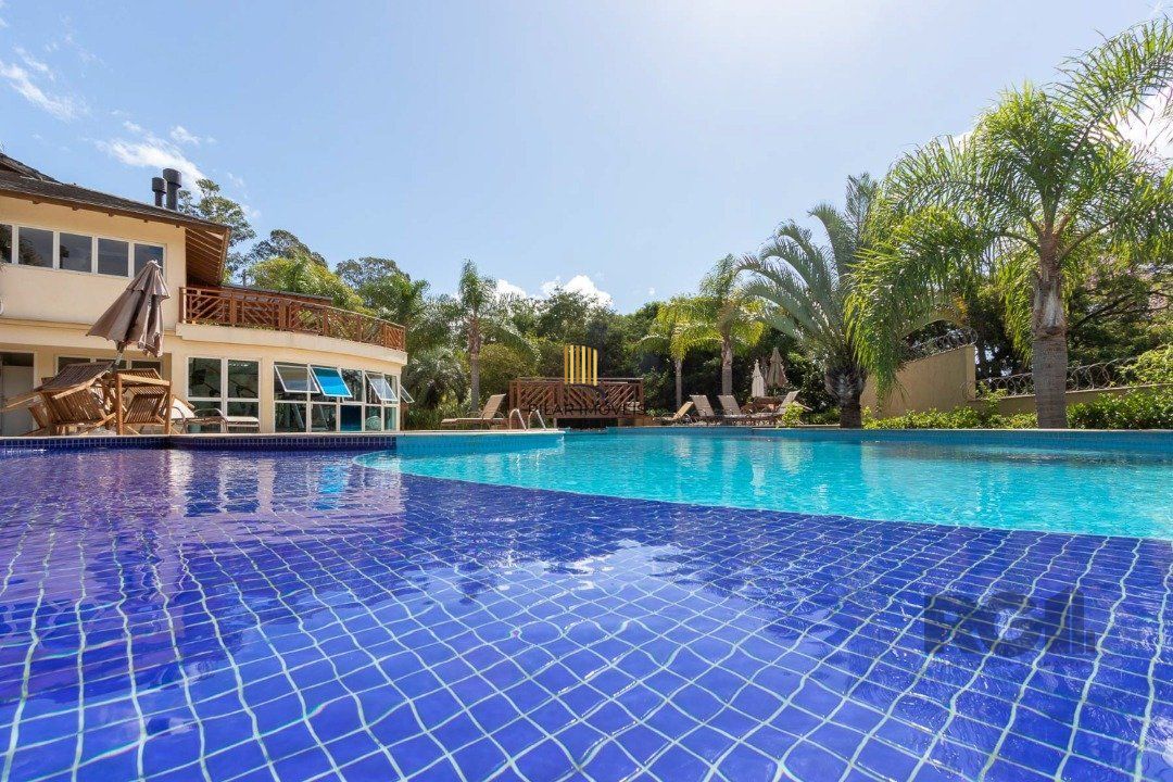 Casa em condomínio fechado,  com 3 quartos,  suíte, 3 banheiros e 2 vagas - Bairro Teresópolis