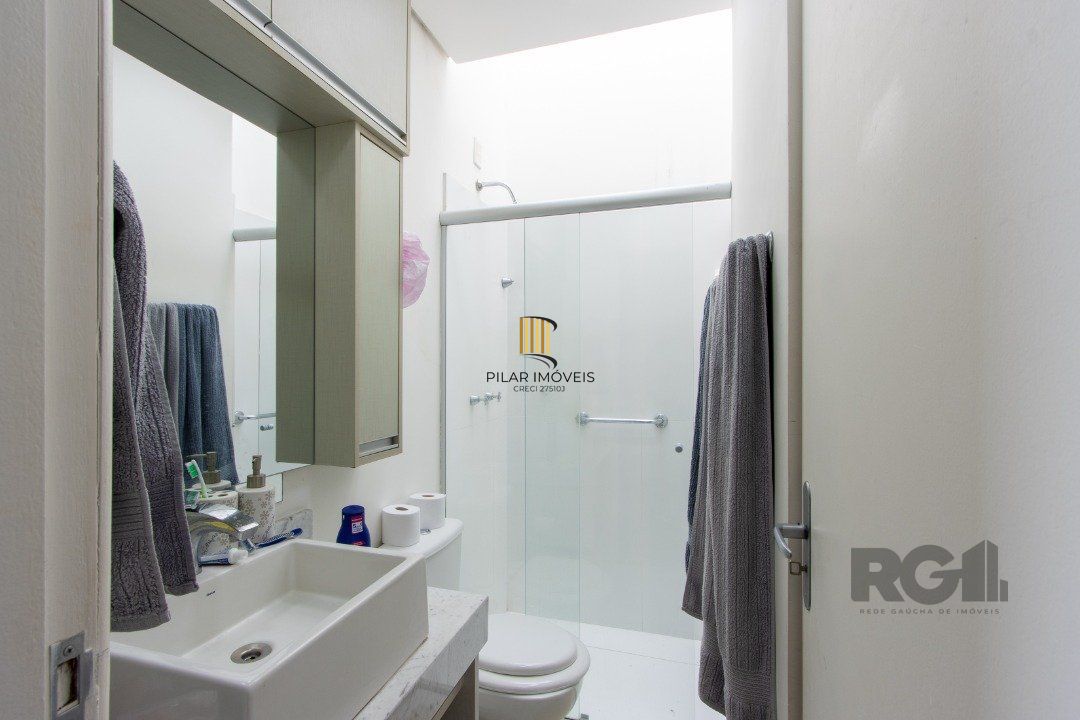Casa em condominio . com 6 suites, sendo 3 suítes master com closet e hidro.