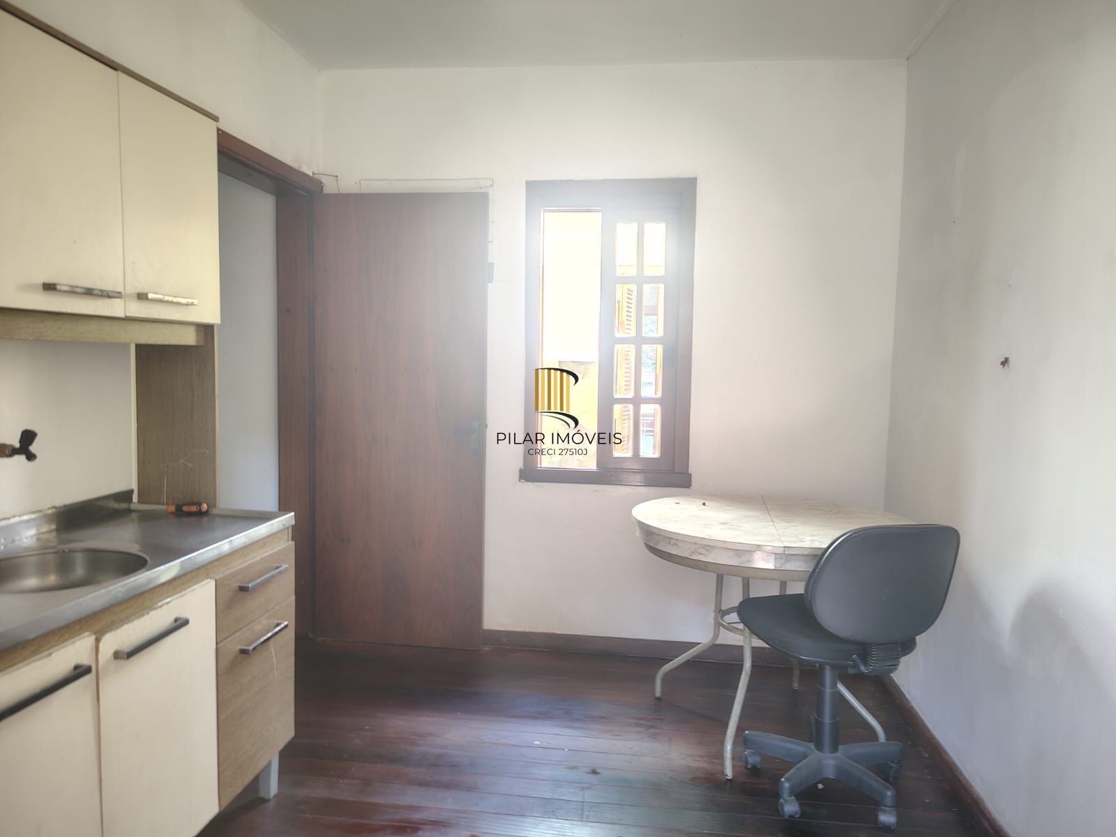 Casa de 4 dormitórios, 1 suíte e 4 vagas de garagem no bairro Cavalhada.