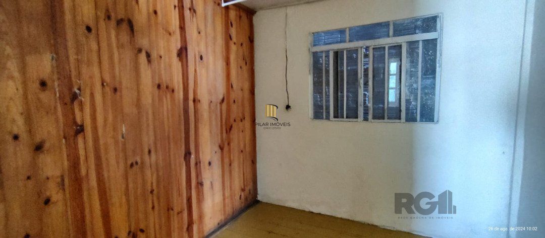 Casa térrea de 2 quartos, sala, cozinha, banheiro social e pátio.
