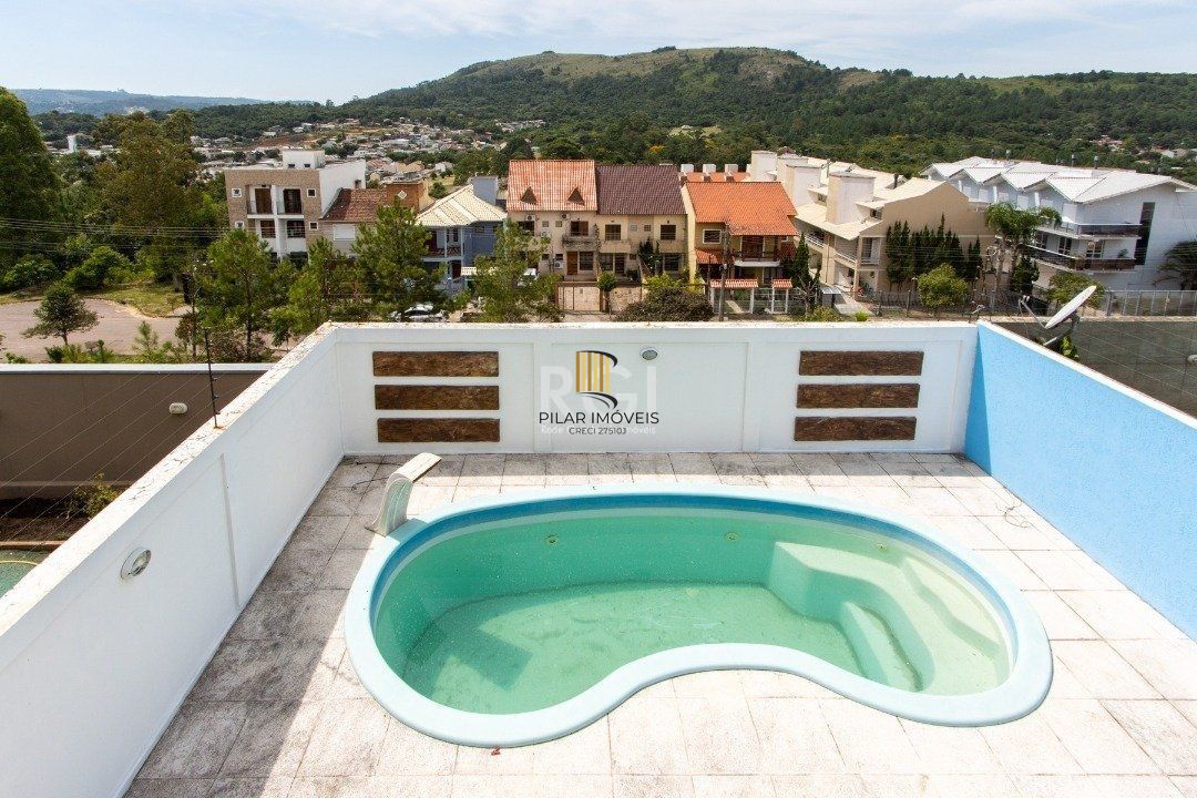 Uma suíte, estar íntimo, living 2 ambientes, lareira, lavabo, cozinha mobiliada,