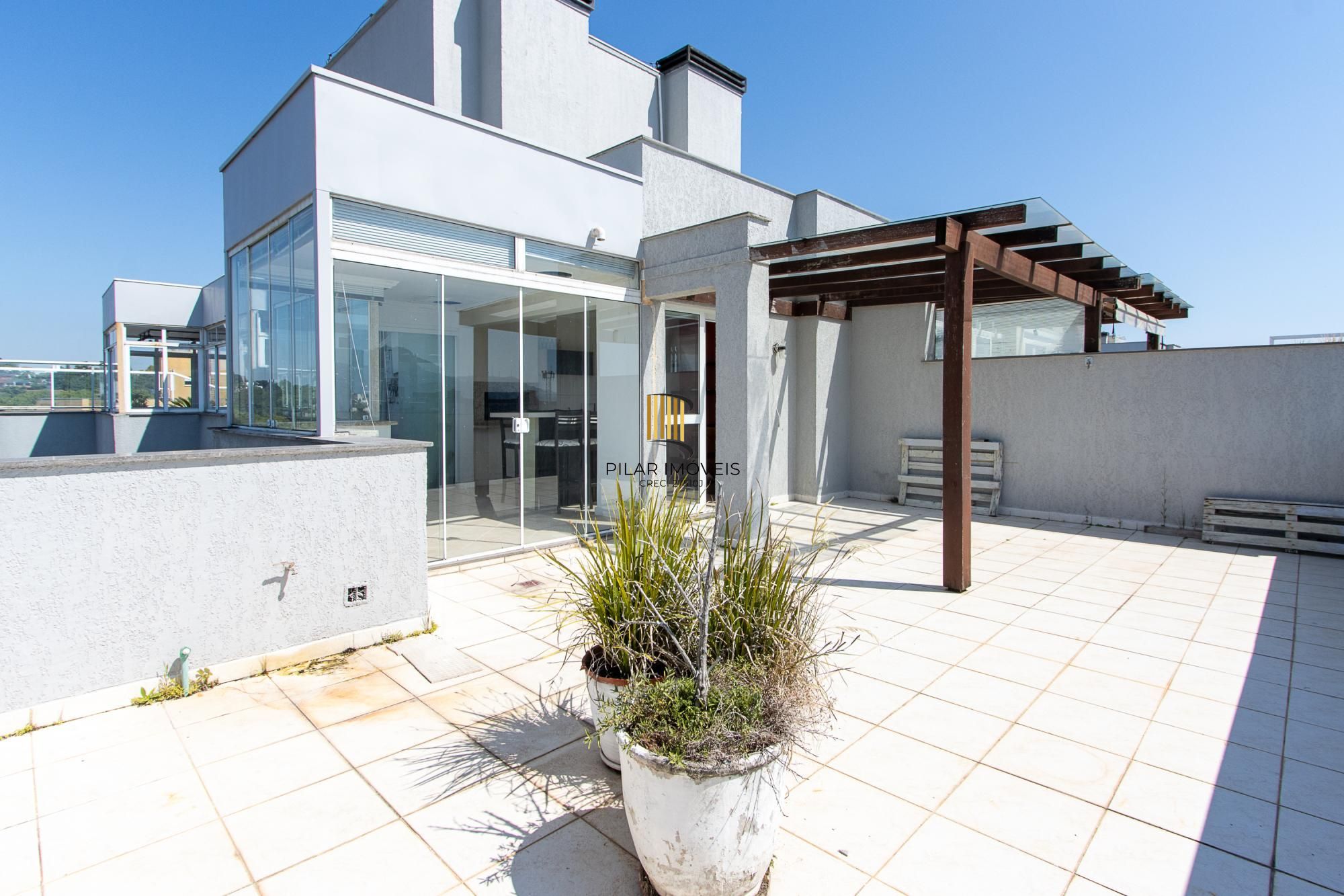 Cobertura de 3 dormitórios, 1 suíte e duas vagas de garagem no bairro Cristal.