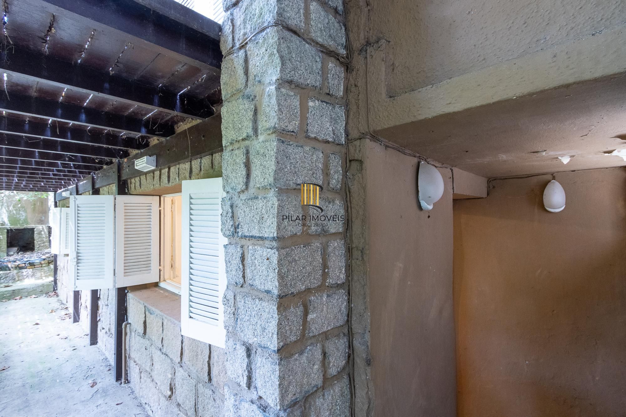 Bela casa térrea, 2 dormitórios e 1 suite - Parte alta do Bairro Espirito Santos