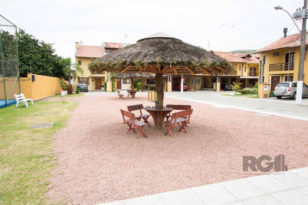 Casa em Condomínio na Zona Sul, no bairro Hípica, com 2 dormitórios, living para dois ambientes, cozinha mobiliada, lavabo