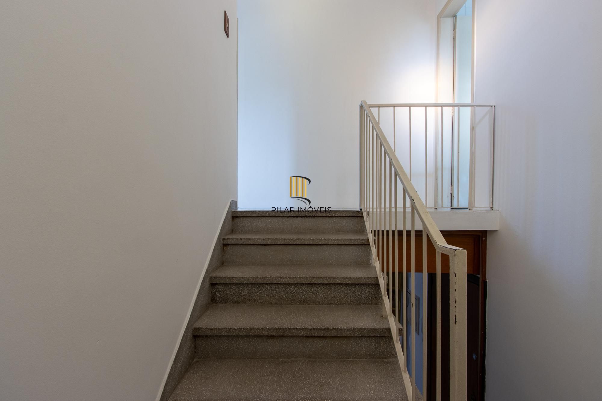 Casa de condomínio, 3 dormitórios, 1 suíte, 1 vaga coberta, no bairro Cristal.