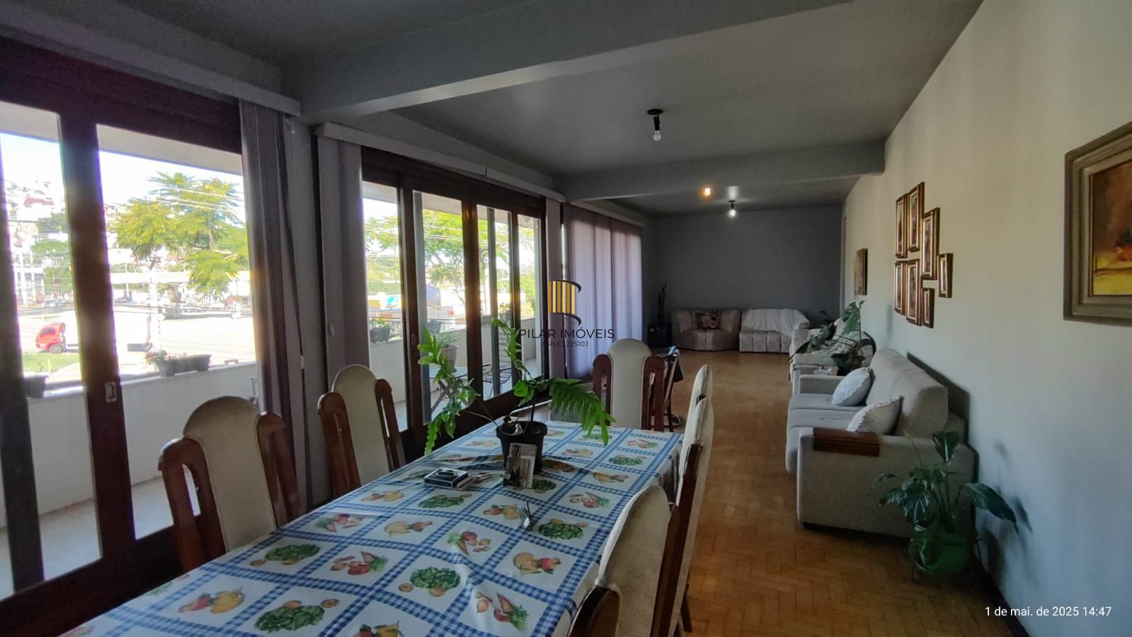 Apartamento de 4 dormitórios, 2 suítes, sacada, living para 2 ambientes bem amplo.