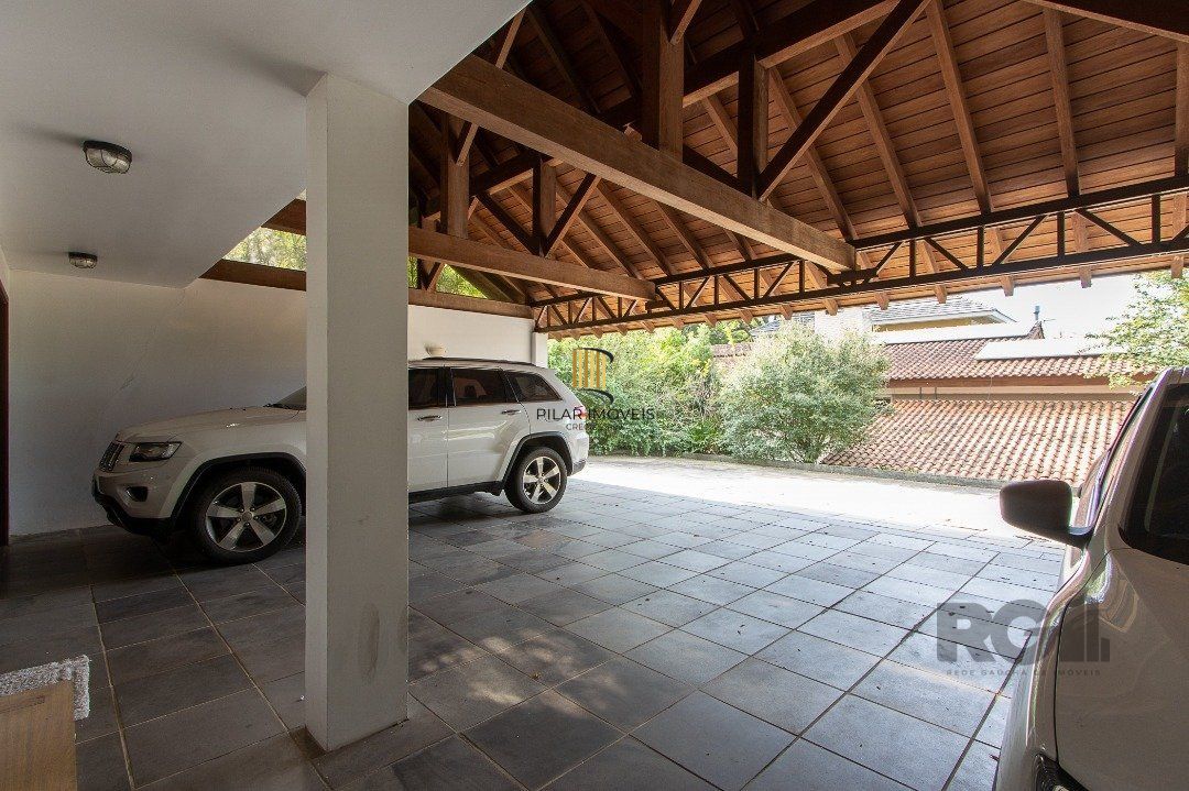 Casa de Condomínio 6 dormitórios no bairro Cavalhada