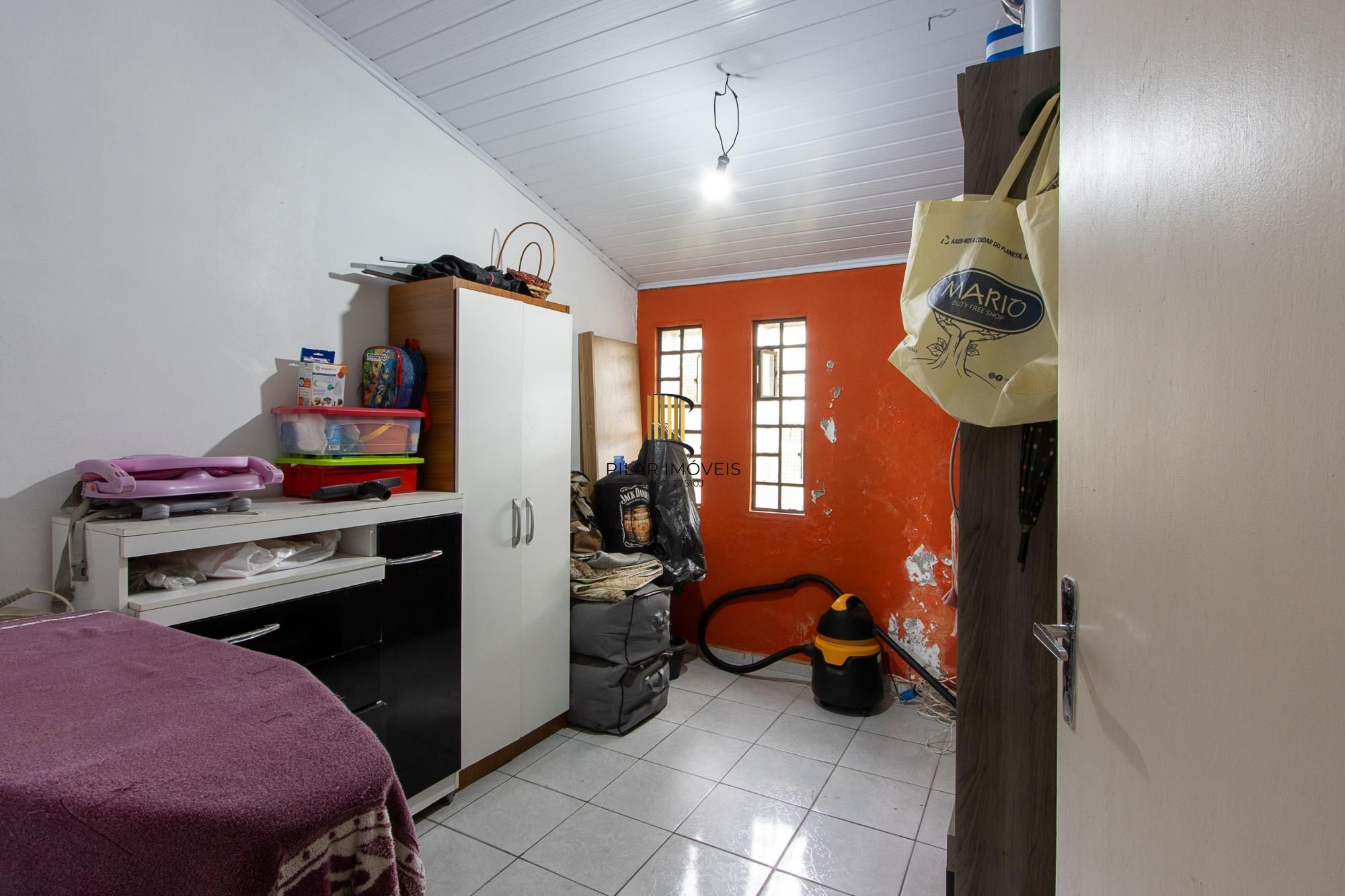 Casa de 4 dormitórios, 2 suítes, piscina, pátio e 2 vagas de garagem.