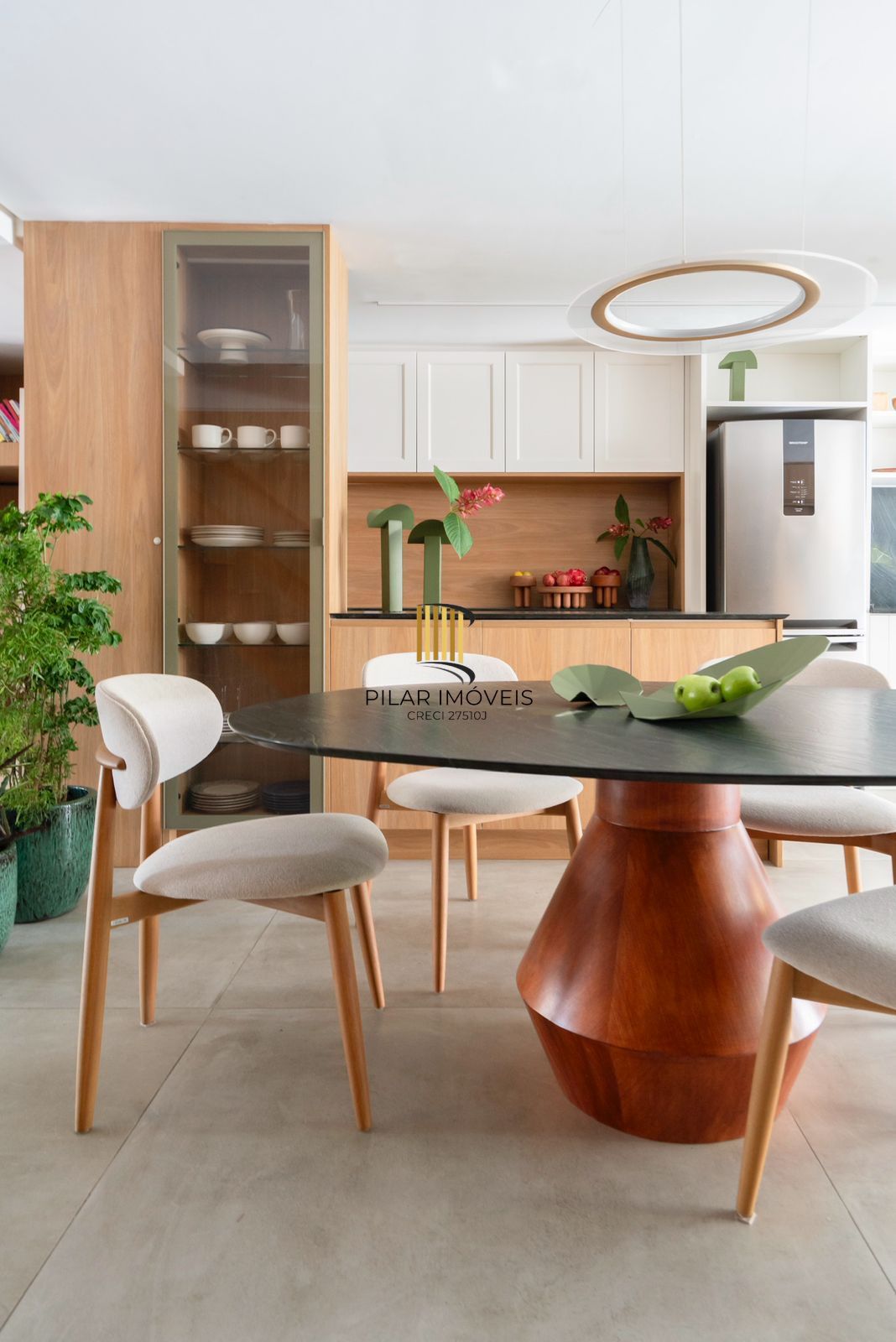 Casa com 3 suítes amplas, além de uma sala generoso com lareira e 2 vagas de garagem.