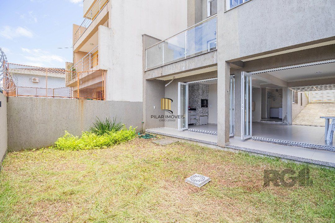Sobrado, 185 metros quadrados privativo, com 3 quartos, 1 suíte, Living e cozinha integrados, lareira, churrasqueira, lavabo e 2 vagas de garagem.                       e 2 vagas de garagem