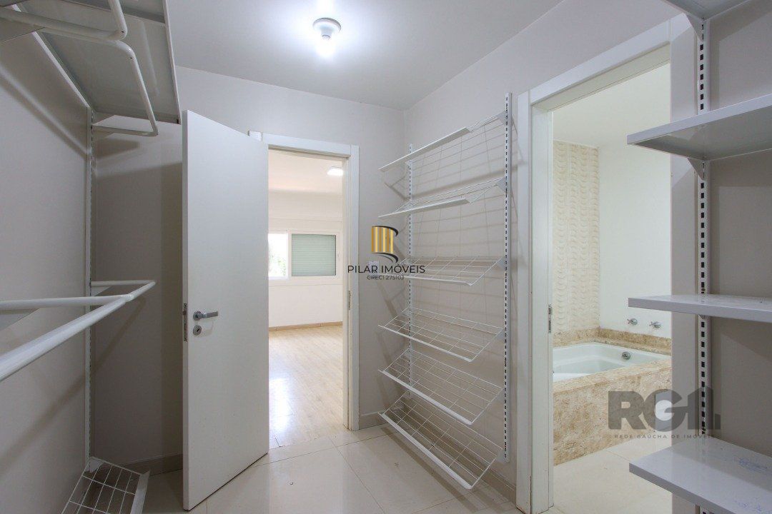 Casa com 4 quartos, com 347,57 m 2 privativos