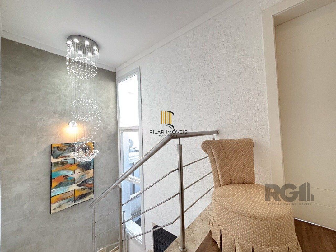 Casa em condomínio com pátio, piscina, 3 suítes e 2 vagas