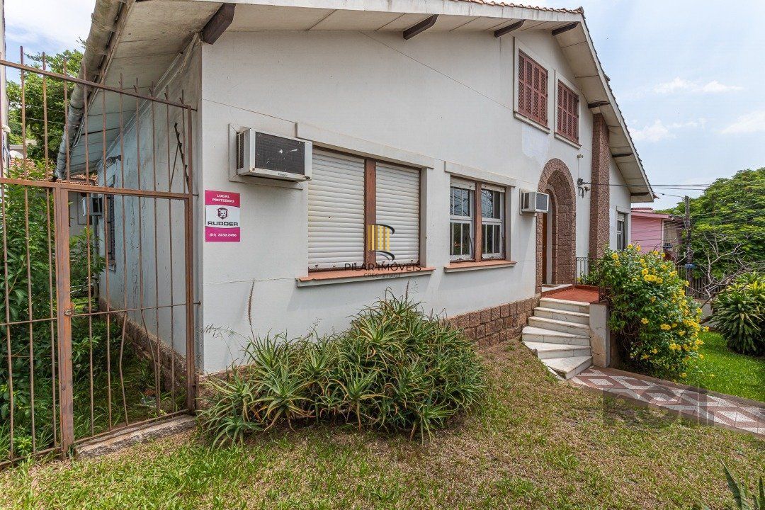 Casa  4 dormitórios, sendo 1 suíte no bairro Menino Deus em Porto Alegre
