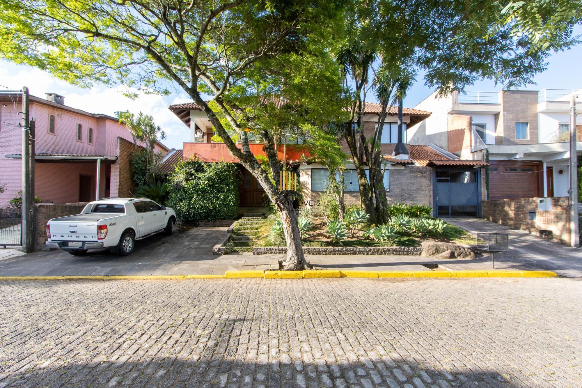 Excelente Casa em Condominio Fechado com 440,60m Dormitórios, sendo 2 Suítess