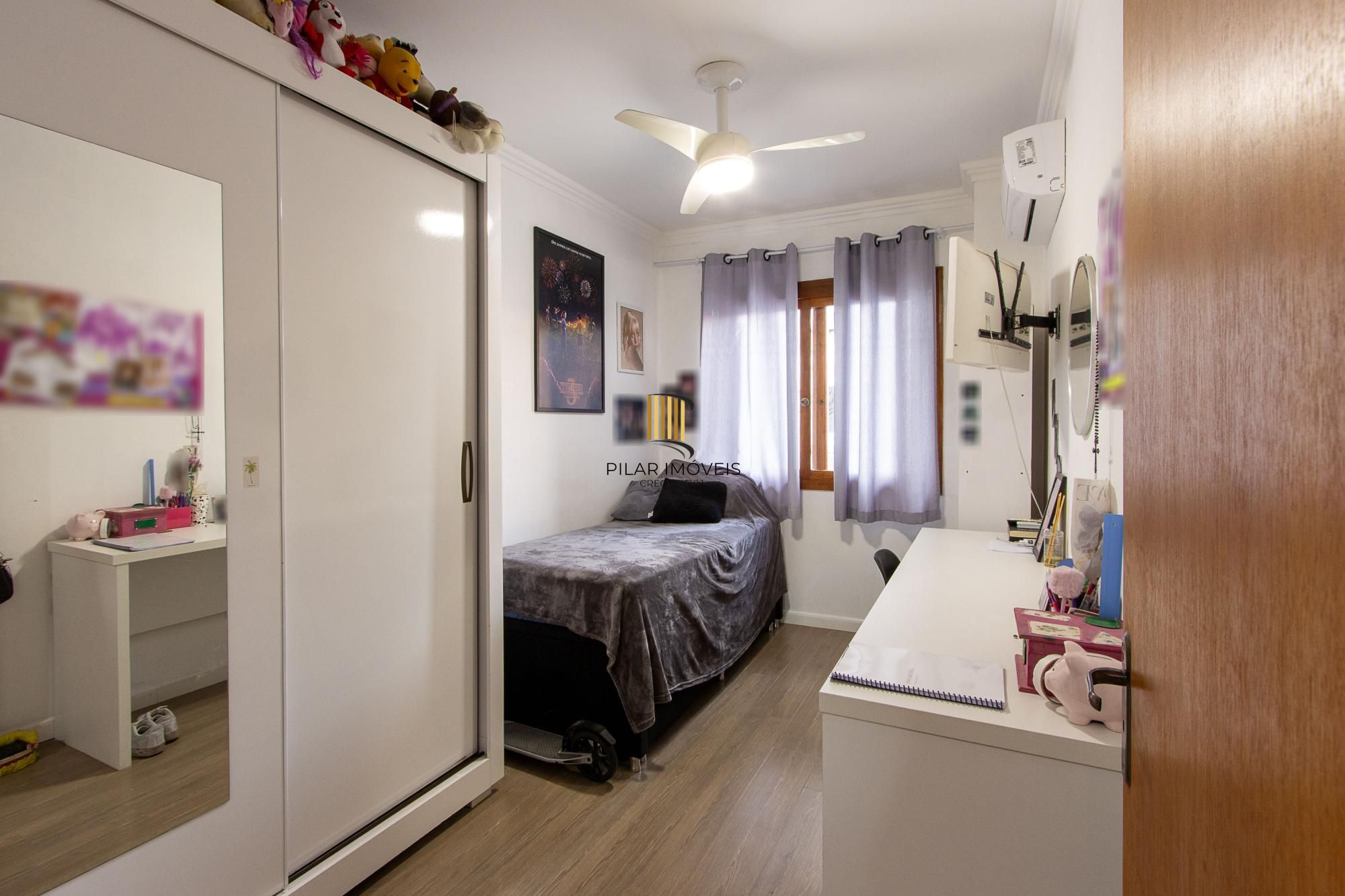 Casa de condomínio, 3 quartos, 1 suíte, piscina e 2 vagas de garagem;