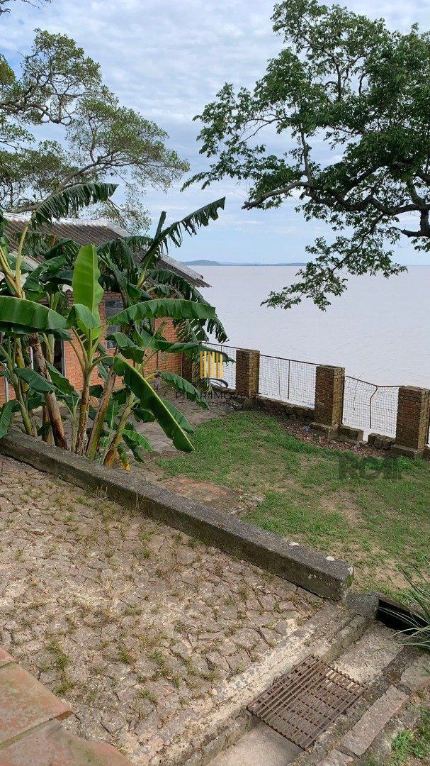 AMPLA CASA COM PRAIA PRIVATIVA NA ZONA SUL DE POA