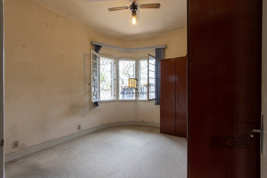 Casa 5 dormitórios no bairro Ipanema