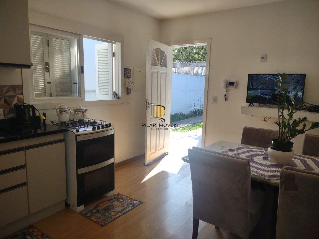 Casa com 250m²,  2 quartos, 1 suite, edícula, no bairro Nonoai