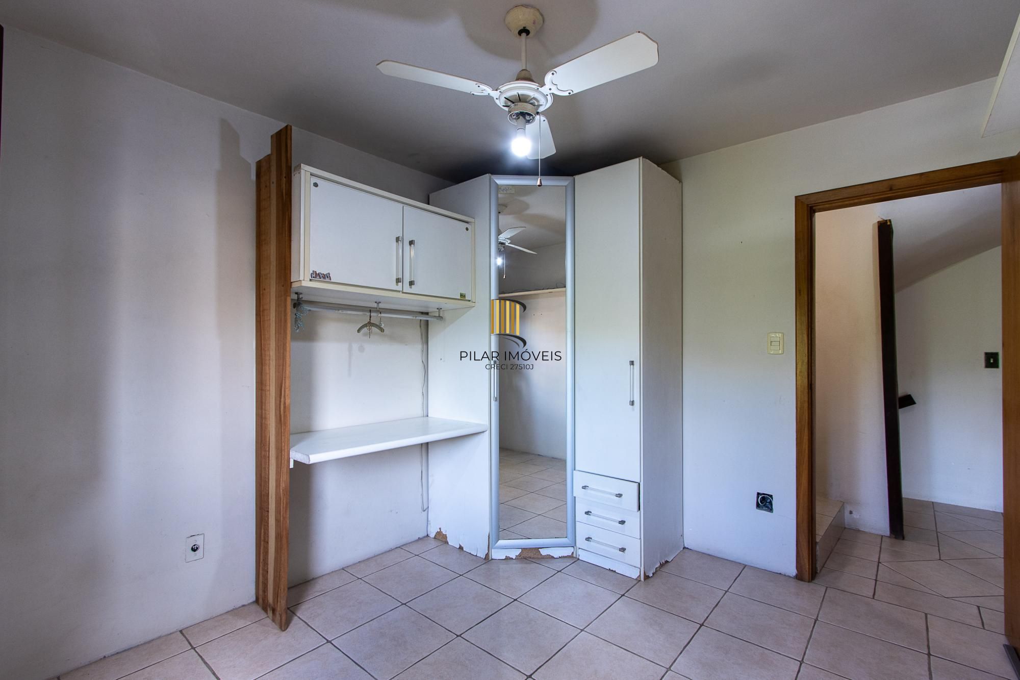 Casa de condomínio, 3 dormitórios, 1 suíte, 1 vaga coberta, no bairro Cristal.