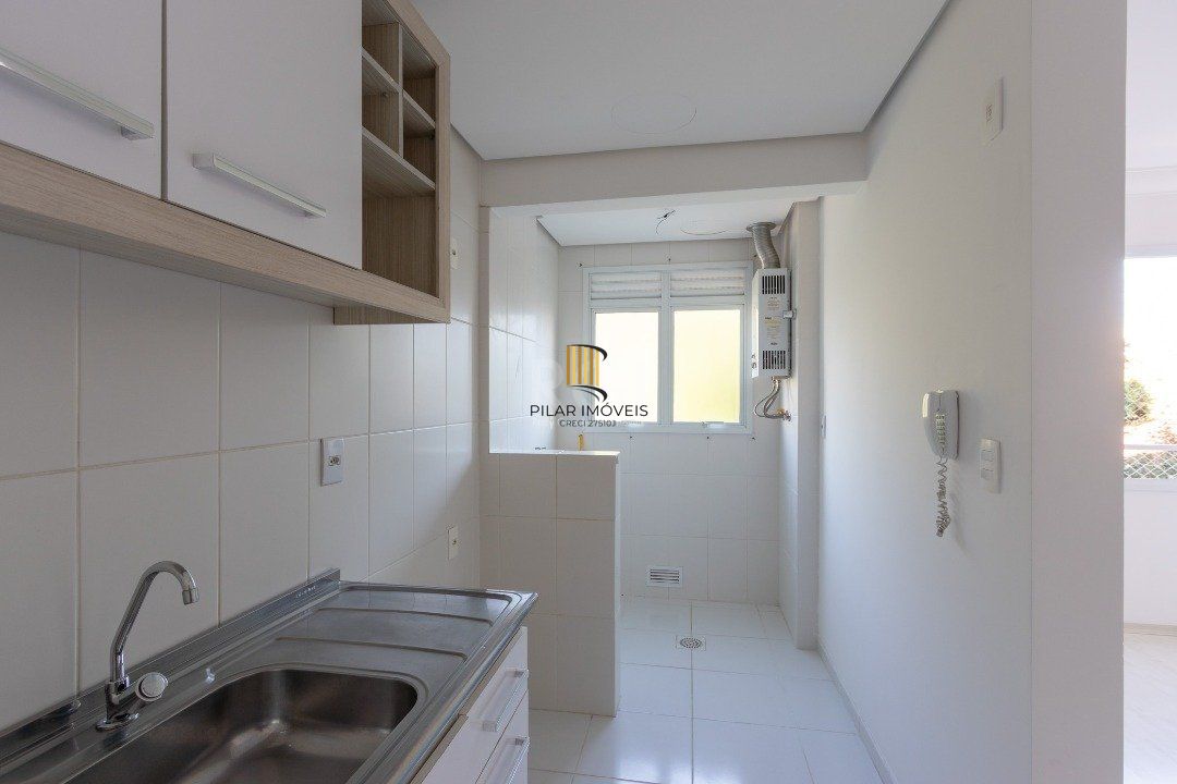 Apartamento de dois dormitórios, uma suíte, living, cozinha com churrasqueira, área de serviço, banheiro social e uma vaga de garagem.