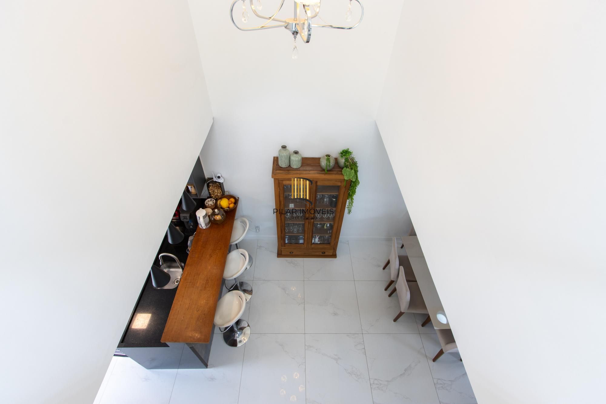 Excelente casa de alvenaria, 4 dormitórios, 2 suítes e 2 vagas de garagem.