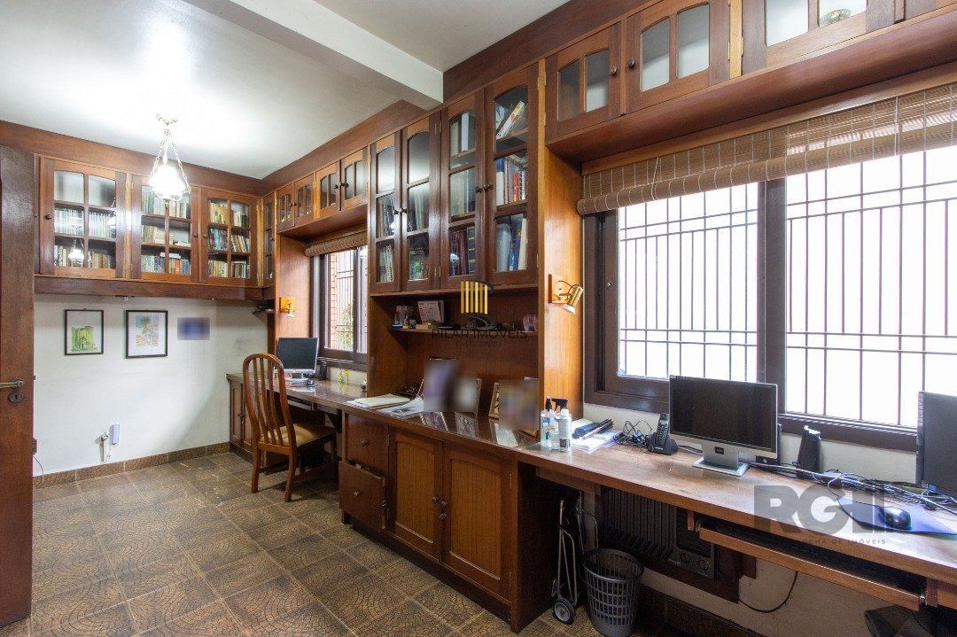 Casa para Venda - 500m², 4 dormitórios, sendo 1 suites, 4 vagas - Coronel Aparício Borges