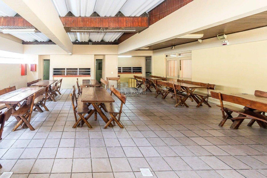 Apartamento de 1 dormitório, living, cozinha, área de serviço e banheiro social.
