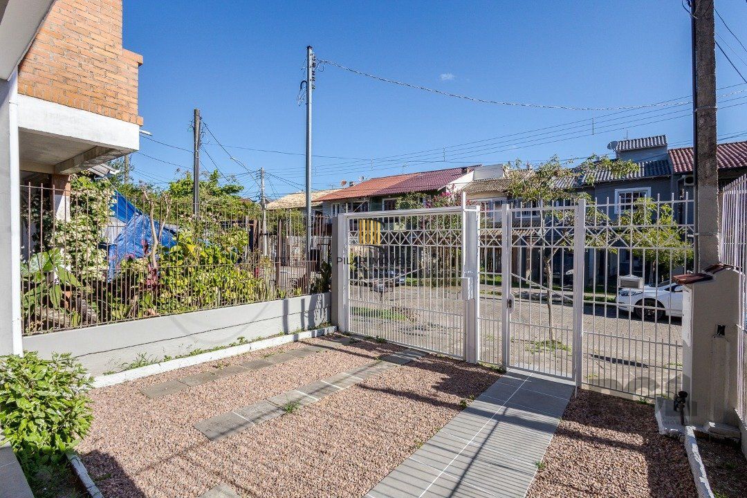 Casa 103m² - 3 dormitórios, 1 suíte, piscina, 2 vagas no bairro Hípica