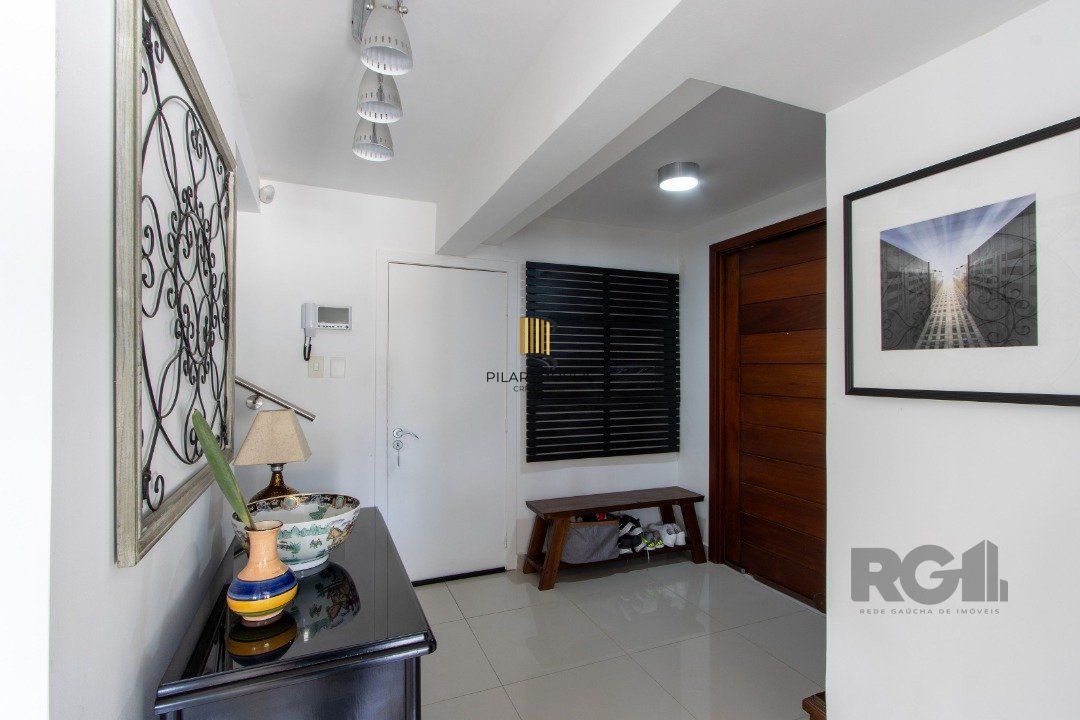 Casa a venda no bairro Guarujá com 4 dormitórios, piscina e salão de festas