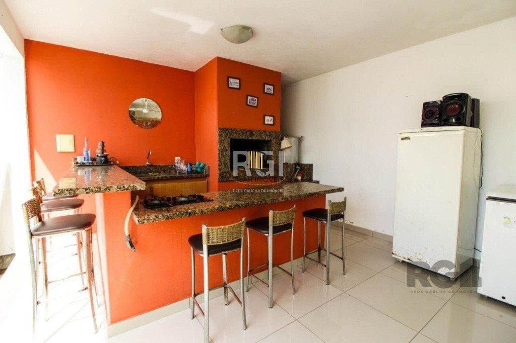 Casa para Venda - 300m², 3 dormitórios, sendo 1 suites, 4 vagas - Teresópolis