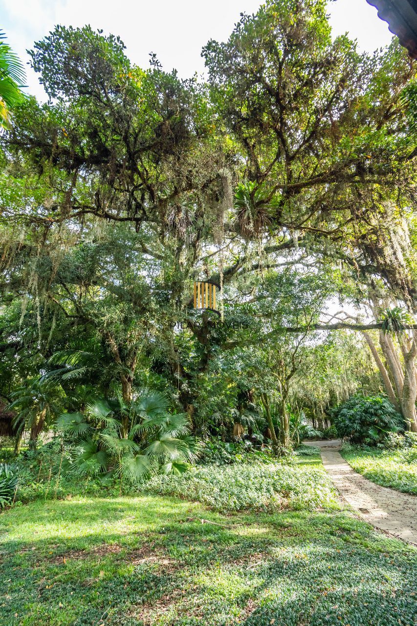 Casa à venda com1981m², 13 dormitórios, 4 suítes, 30 vagas, terreno de 1,2 hectares, no bairro Pedra Redonda em Porto Alegre