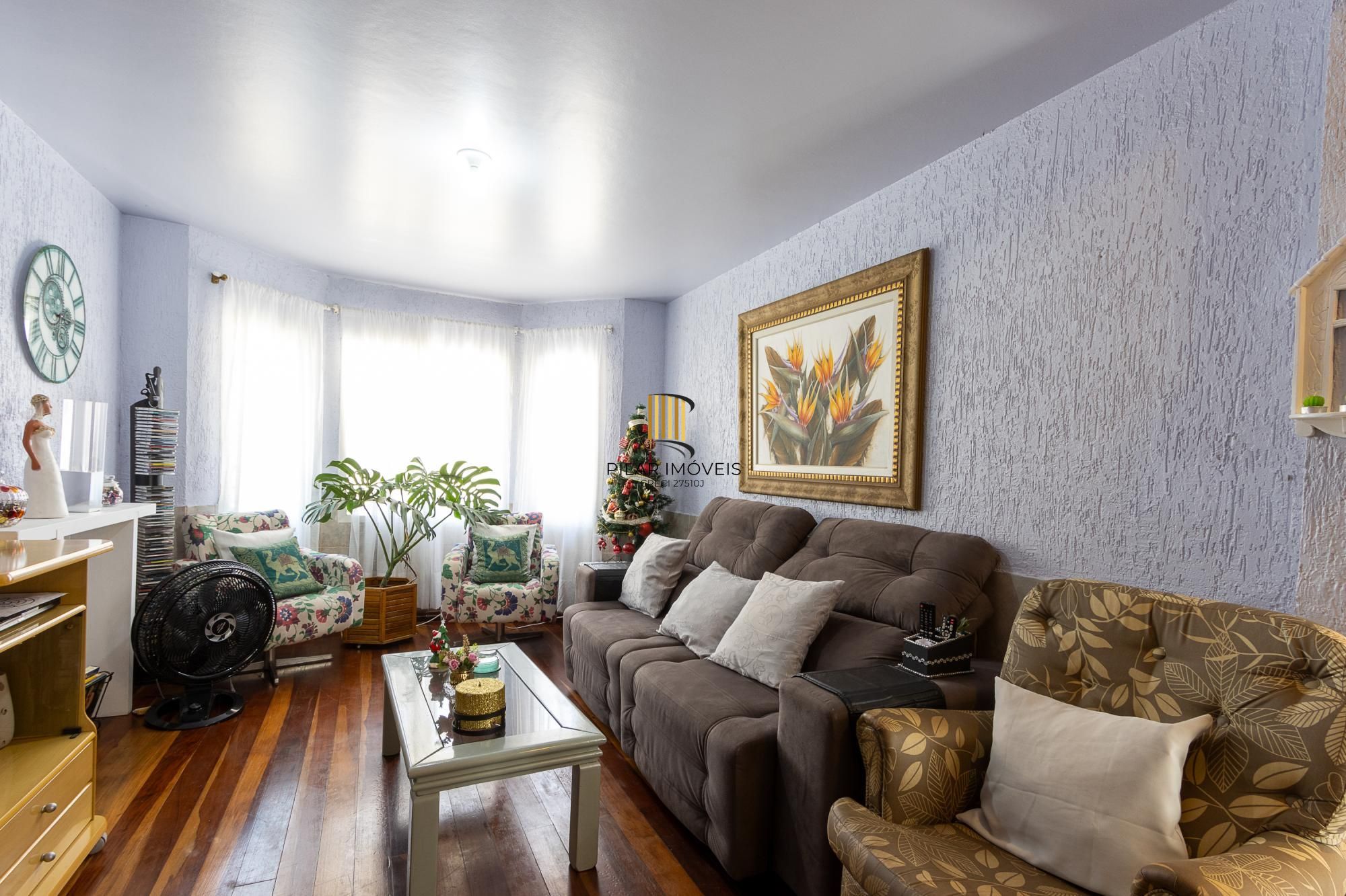 Casa de condomínio, de 3 dormitórios, 1 suíte e 2 vagas de garagem.