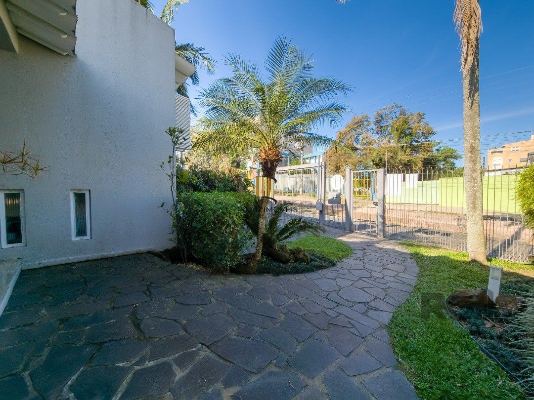 CASA TÉRREA REFORMADA, 3 QUARTOS, SUITE, PÁTIO - BAIRRO CRISTAL