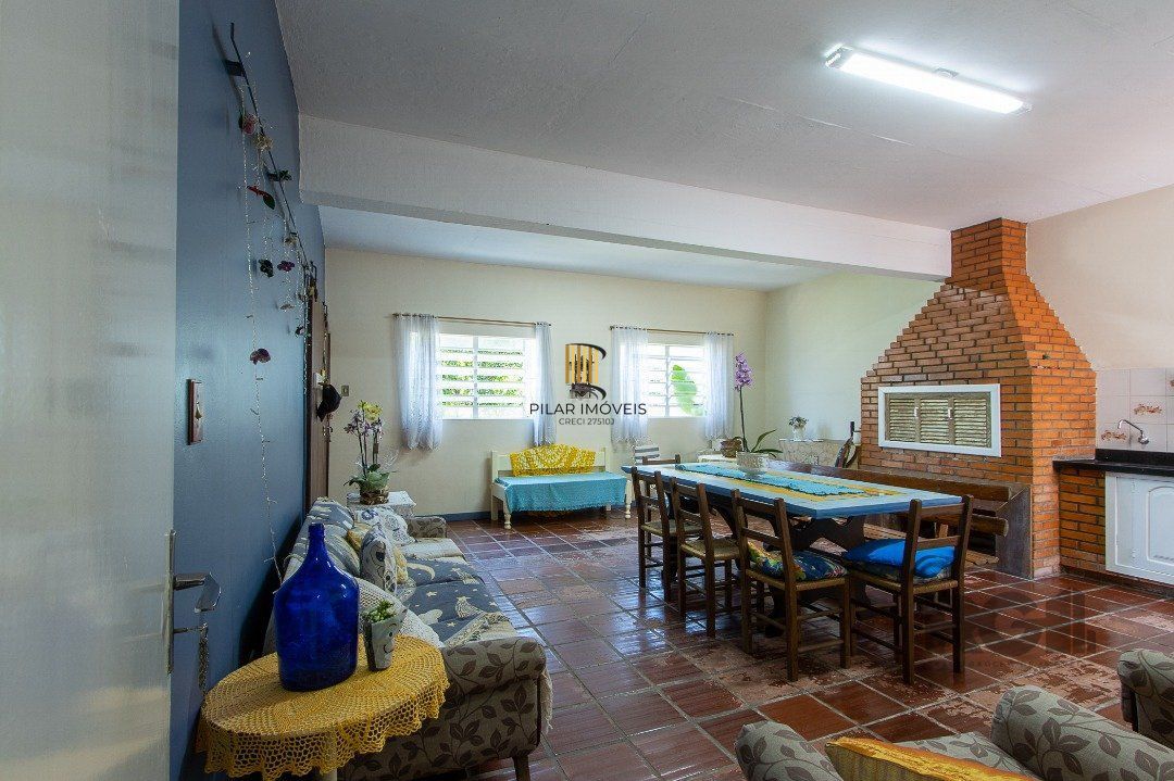 Casa com 4 quartos, suíte, churrasqueira, lareira, garagem coberta e lindo jardim.