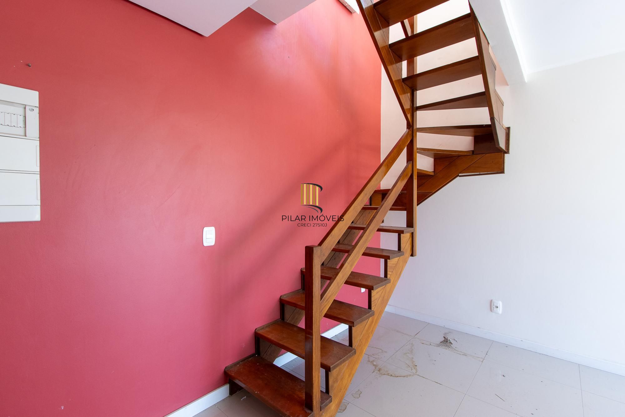 Cobertura de 3 dormitórios, 1 suíte e duas vagas de garagem no bairro Cristal.