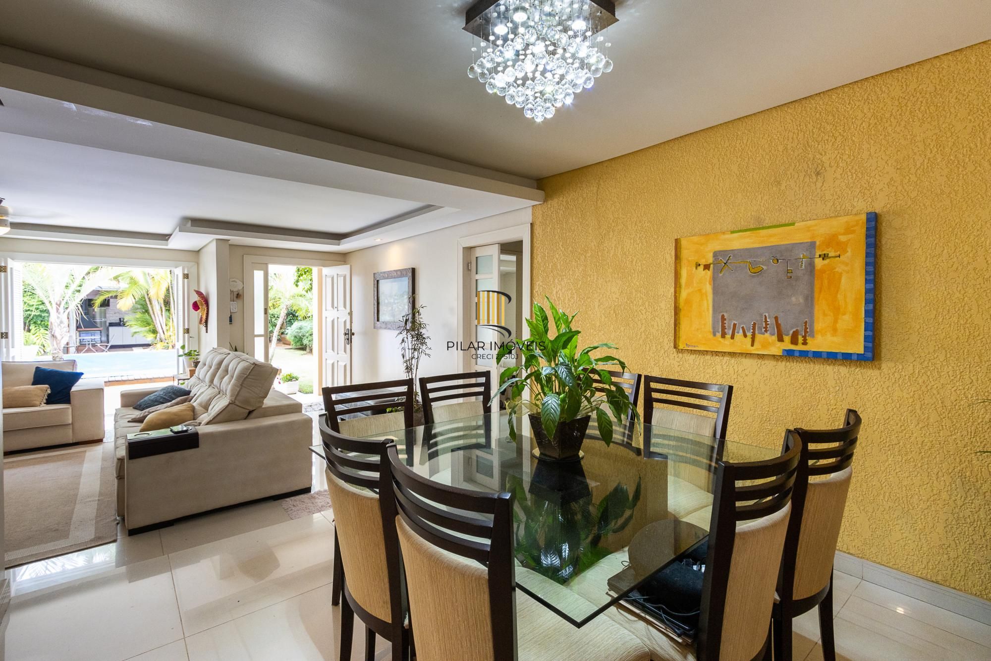 Casa térrea, 2 dormitórios, 1 suíte e 2 vagas no bairro Aberta dos Morros.