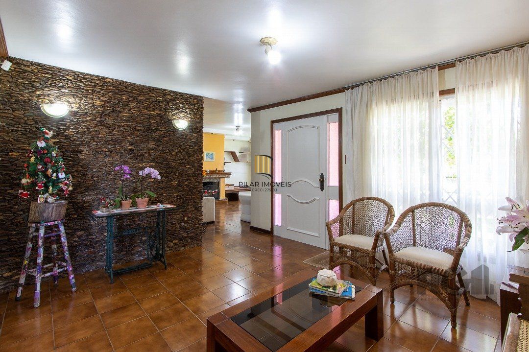 Casa com 4 quartos, suíte, churrasqueira, lareira, garagem coberta e lindo jardim.