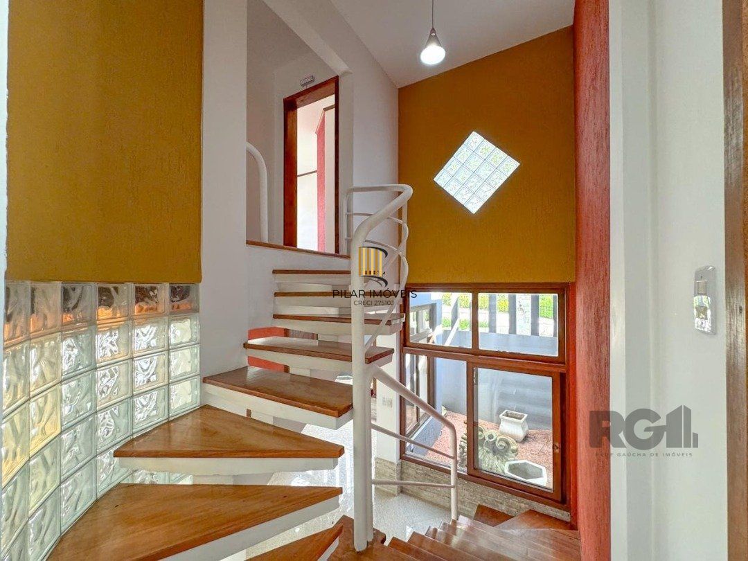 Com 4 suítes espaçosas, incluindo uma master com closet,