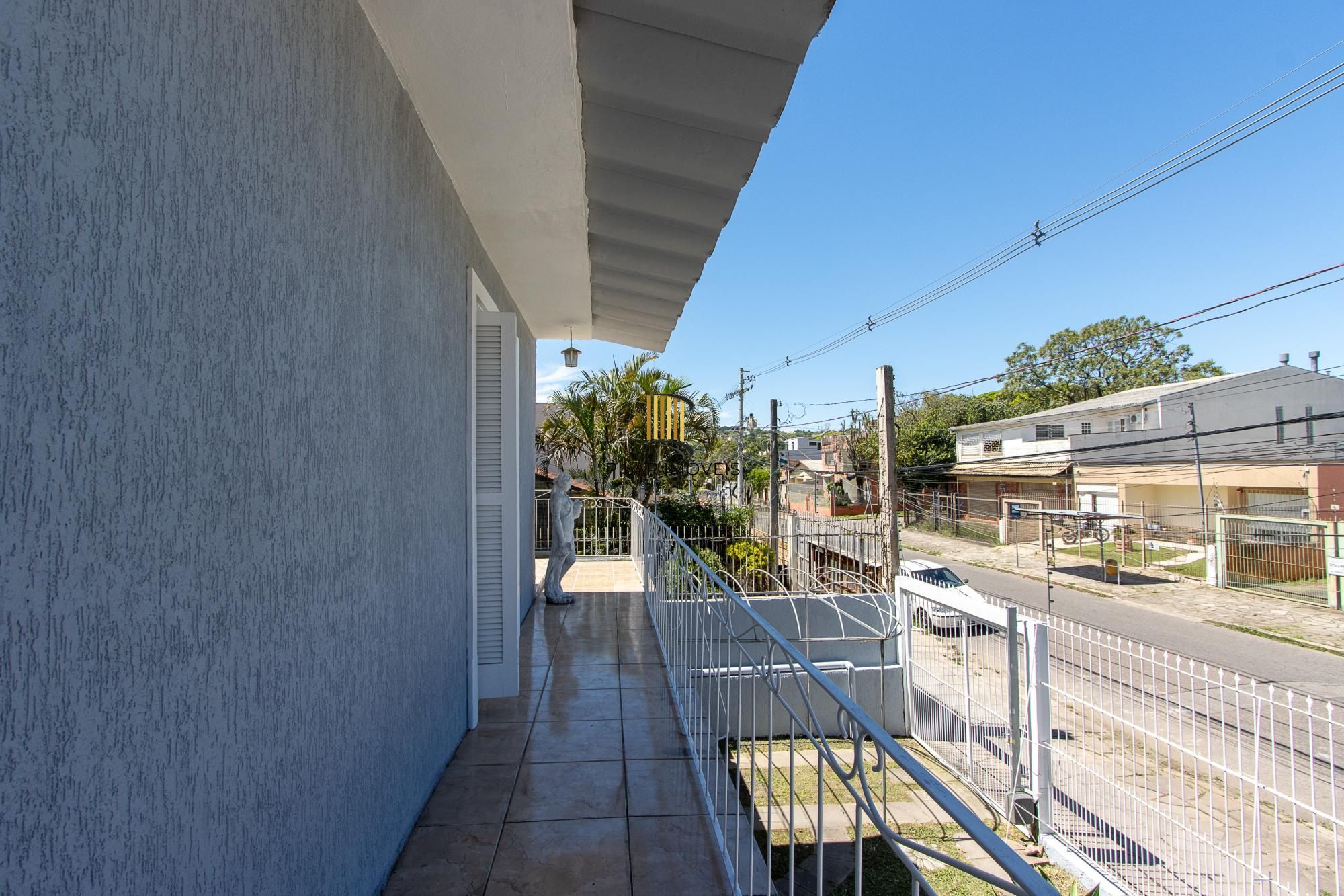Casa de alvenaria, com 3 quartos, 1 suíte e 3 vagas de garagem.