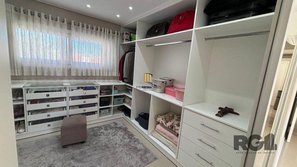 Casa em condomínio com 4 suítes, 4 vagas de garagem, pátio com piscina